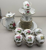 Auktion 373<br>Kaffeeservice "Schumann" Rosendekor, Durchbruchteller f&uuml;r 12 Personen mit nur 6 Kuchentellern, daf&uuml;r Tafelaufsatz D-19 cm, H-12 cm, grosse Schale (D-28 cm), kleine Schale D-19 cm, Kaffeekern (H-26 cm),