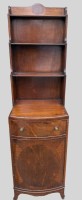 Auktion 373 / Los 14004 <br>Mahagoni Schr&auml;nkchen mit Regalteil, England H-145 cm, B-40 cm, T-41 cm