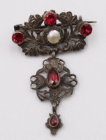 Auktion 373<br>Silberbrosche 830 mit Granat und Perlmutt besatz ,