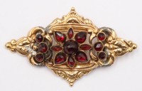 Auktion 373<br>antike Brosche aus vergoldetem Tombak  um 1900 mit Granat Besatz 