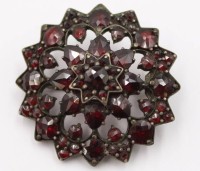 Auktion 373<br>alte  b&ouml;hmische Granatbrosche um 1900 aus Tombak .