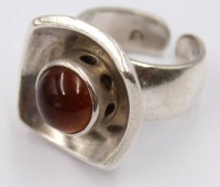 Auktion 373<br>Ring mit Bernstein, Silber, RW 49/50, 14,2 Gramm, Schiene offen