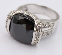 Auktion 373<br>Ring mit einem gro&szlig;en schwarzen Stein, 925er Silber, RW 59, 15,4 Gramm