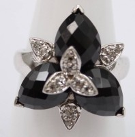 Auktion 373<br>Ring mit schwarzen und wei&szlig;en Steinen, 925er Silber, RW 59, 8,5 Gramm