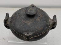 Auktion 373 / Los 9041 <br>Kochtopf/Deckelschale, traditionelle schwarze Keramik aus La Chamba, Kolumbien. wohl um 1400 n. Chr.  lt. Einlieferer, Altersspuren, H.12 cm, D-17 cm