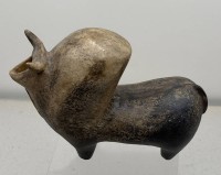 Auktion 373 / Los 9042 <br>Amlash-Rhyton in Form eines Zebu-Stiers (Terrakotta), wohl &Ouml;llampe aus Persien, Alter ??