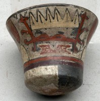 Auktion 373 / Los 9044 <br>Schale der Nazca Kultur, bemalt mit abstrakten Figuren, wohl Peru, im Original um 100 v.Chr. bis ca. 500 n.Chr., umlaufend bemalt und abgerundeter Stand, H-13 cm, D-16 cm