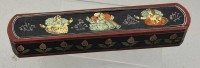Auktion 373<br>kl. Federhalter-Dose mit Schiebedeckel, handbemalt, Indien, L-23 cm, B-5 cm