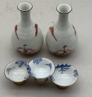 Auktion 373 / Los 15505 <br>2x Sake-Flaschen, 3 Sakeschalen, Japan, &auml;lter? H-14 cm