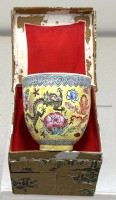 Auktion 373 / Los 15509 <br>chinesische Famille-Rose-Schale aus Eierschalenporzellan, oft als Weinbecher verwendet, Verziert mit imperialen Drachen, Pfingstrosen und Wolkenmotiven. in orig. (besch&auml;digten) Karton, wohl Anfang 20.Jhd. H-ca. 9,5 cm