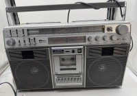 Auktion 373 / Los 16037 <br>Aiwa TPR-990E Ghettoblaster Stereo Radio Cassette Recorder VU Meter, 80-er Jahre, gross und schwer, funktioniert- Daten von Radiomuseum.org