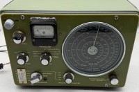 Auktion 373<br>historisches Funkger&auml;t vom Typ Sailor 66T, hergestellt von S.P. Radio in Aalborg, D&auml;nemark f&uuml;r Schiffe,  Analoges Radio mit gro&szlig;er Frequenzskala f&uuml;r LW, MW und SW, sowie eingebautem Messinstrument zur Signalkontrolle, um 1965, H-23 cm, L-32 cm, T-15 cm