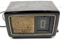 Auktion 373 / Los 16042 <br>Bakelit Radio Philips Philetta 203U, oft als "Ur-Philetta" oder "Kommissbrot" bezeichnet, 2 Wellen, gebaut ab 1941, Funktion nicht gepr&uuml;ft, H-18 cm, B-24 cm, T-12 cm