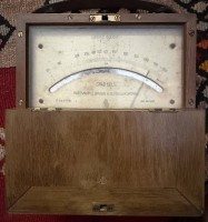 Auktion 373 / Los 16045 <br>Hartmann &amp; Braun Hochtemperatur Wiederstandsthermometer 1920er Jahre Holzkasten, 20x18 cm