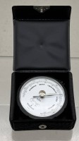 Auktion 373<br>Reisebarometer in Etui, auf  Ortsh&ouml;he einstellbar, ca. 7x7 cm