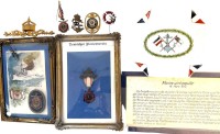 Auktion 373 / Los 7021 <br>Lot Kaiserlicher Flottenverein mit Abzeichen (2x gerahmt), Porzellanschale, Zeitungsausschnitt