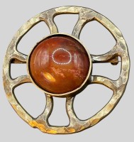 Auktion 373<br>grosse runde Brosche, mittig brauner Stein-Cabouchon, versilbert, D-5 cm