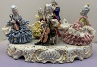 Auktion 373<br>gr. Figurengruppe "Dresden" Quintett mit Instrumenten, Spitzenkleider im R&uuml;cken tw. besch&auml;digt, H-24 cm, 37x26 cm