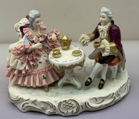 Auktion 373<br>gr. Figurengruppe "Dresden" Spitzenkleider, Teetrinkendes Paar, H-18 cm, 24x14 cm, gut erhalten