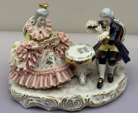 Auktion 373<br>Figurengruppe, "Dresden", Spitzenkleid, musizierendes Paar, guter Zustand ,H-18 cm, 24x17 cm