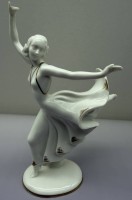 Auktion 373<br>Art Deco T&auml;nzerin "Hutschenreuther", eine Hand fehlen Finger, H-24 cm