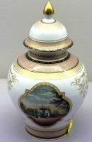 Auktion 373<br>Kaiser Porzellan-Deckelvase im "Belvedere"-Muster, entworfen von K. Nossek, H-27 cm