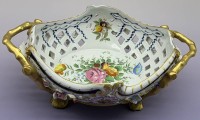 Auktion 373<br>Prunkschale "Sevres", mit aufgesetzten Bl&uuml;ten,  einige mit minim. Abplatzern, H-9,5 cm, 30x20 cm