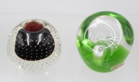 Auktion 373 / Los 10027 <br>zwei kleine  diverse Glasteile 1x Murano Kerzenhalter Rot-Weiss  und 