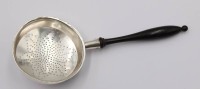 Auktion 373 / Los 11018 <br>Ein Silber gepr. Teesiebl&ouml;ffel ehemals auf drei F&uuml;&szlig;en an kurzem Holzstiel .