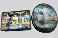 Auktion 373<br>2x russische Lackdosen mit maritimen Motiven, tw. signiert, H-3 cm, 12x8 cm und oval  L-12 cm