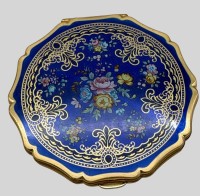 Auktion 373<br>Puderdose mit emaill. Deckel "Stratton"  England, D-8,5 cm