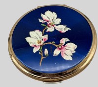 Auktion 373<br>Puderdose mit emaill. Deckel, Magnolien, "Stratton" England, unbenutzt, D-8 cm