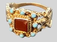 Auktion 373<br>Silberring-925- mit roten Centerstein und T&uuml;rkis-Perlchen, vergoldet, seitl. fig&uuml;rl. Schiene, Tragespuren, RG 62, 7,14 gr.
