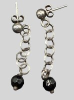 Auktion 373<br>Paar Ohrh&auml;nger, Silber-925-, schwarzer facett. Stein, H-ca. 4,5 cm, 2,58 gr