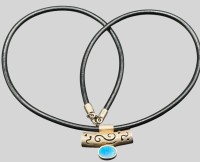 Auktion 373<br>Kautschuk-Band mit Silber-925- Anh&auml;nger und Schliesse, hellblauer Stein