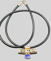Auktion 373<br>Kautschuk-Band mit Silber-925- Anh&auml;nger und Schliesse, blauer Stein