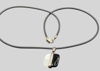 Auktion 373<br>Kautschuk-Band mit Silber-925- Anh&auml;nger und Schliesse, s/w Stein