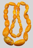 Auktion 373<br>gelber Bernstein-Halsband, Olivenform verlaufend, ca. 95 gr., L-80 cm, gr&ouml;sster Bernstein ca. L-4 cm