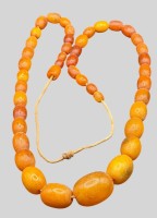 Auktion 373<br>Bernstein-Halsband, olivenf&ouml;rmig, gelb, 16,90 gr, L-ca. 50 cm