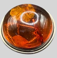Auktion 373<br>Nadel mit gr. Bernstein-Cabouchon, Silberfassung , 3,5x3 cm, 12,5 gr, mit Einschl&uuml;ssen