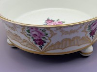 Auktion 373<br>grosse Schale auf 3 Kugelf&uuml;sschen, Rosendekor, H-9 cm, D-22 cm