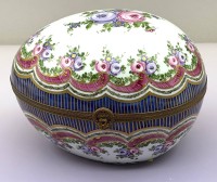 Auktion 373<br>gr. Utensilo in Eiform, Limoges, handbemalt und signiert, H-15 cm, 21x15 cm