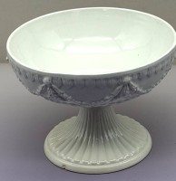 Auktion 373 / Los 9047 <br>Majolika Tafelaufsatz, Italy, am Stand mit Chip, H-11,5 cm, D-15,5 cm
