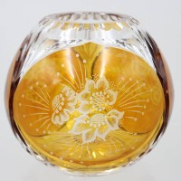 Auktion 373 / Los 10029 <br>b&ouml;hmische Kugelvase mit gravierten floralen Motiven - Bernsteinfarben &uuml;berfangen .