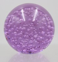 Auktion 373 / Los 10030 <br>Ein Glas- Paperwaight Lila mit Luftblasen !