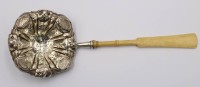 Auktion 373 / Los 11019 <br>antikes Teesieb 12 l&ouml;tiges Silber , Beingriff 