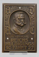 Auktion 373<br>eine ADAC-Plakette aus Bronze, die an die "Reichshuldigungsfahrt" von Paul von Hindenburg im Jahr 1927 erinnert.