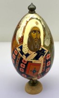 Auktion 373<br>russisches Holzei auf Stand mit Ikonenmalerei, sign. und dat. 1994,  H-20 cm