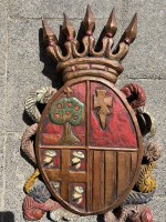 Auktion 373<br>gr. Holz-Wappen, bemalt, hing jahrzehnte im Turm auf Neuwerk, 64x39 cm, wohl Spanien