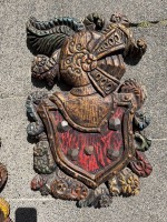 Auktion 373 / Los 15083 <br>gr. Holz-Wappen, bemalt, hing jahrzehnte im Turm auf Neuwerk, 60x36 cm